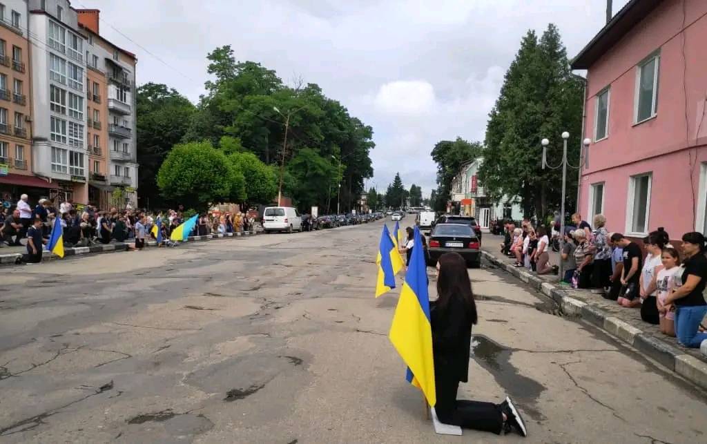 У Тлумачі на колінах зустріли загиблого захисника Миколу Романюка