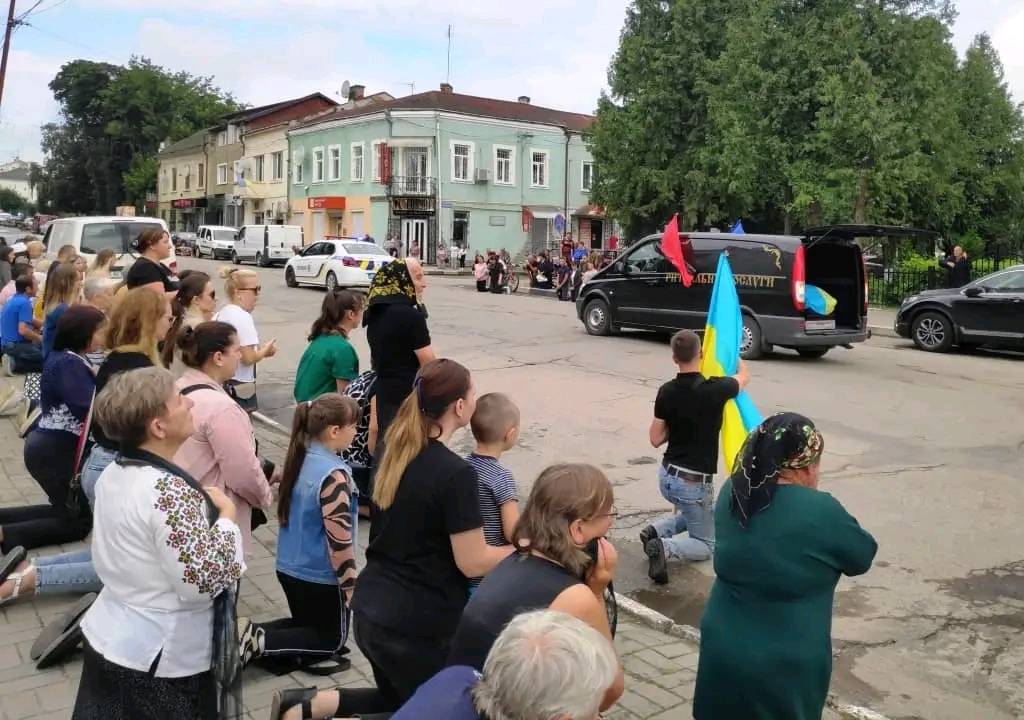 У Тлумачі на колінах зустріли загиблого захисника Миколу Романюка