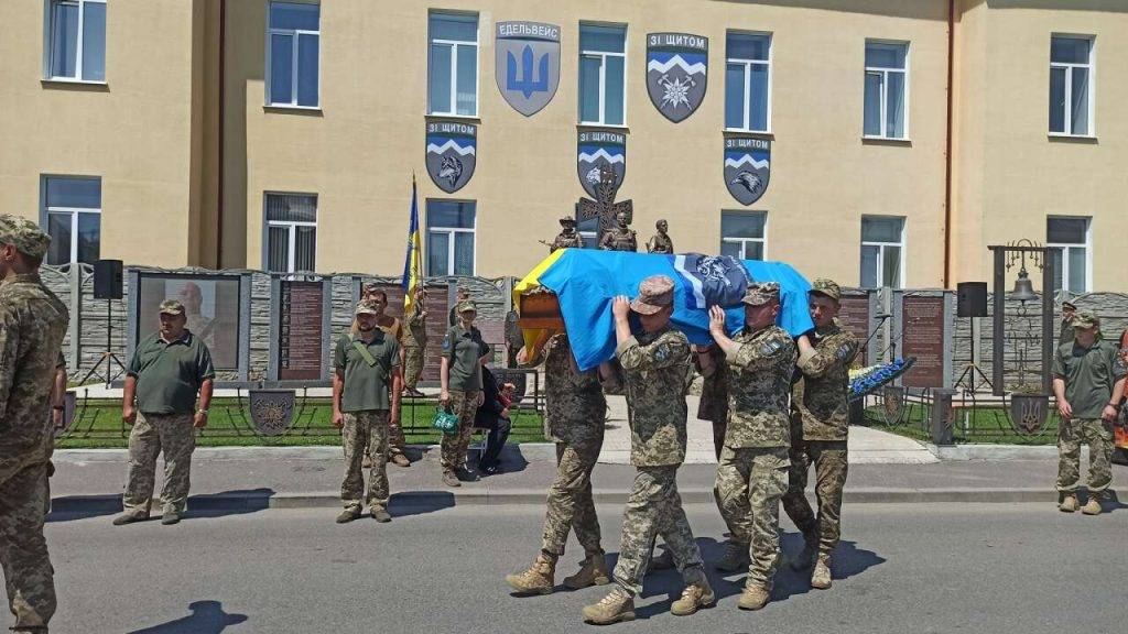 Коломийщина провела в останню путь Героя Дмитра Кізему