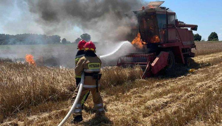 На Франківщині в полі горів комбайн