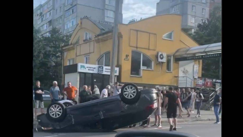 Автівку перекинуло на дах: У Франківську трапилася потужна ДТП ФОТО