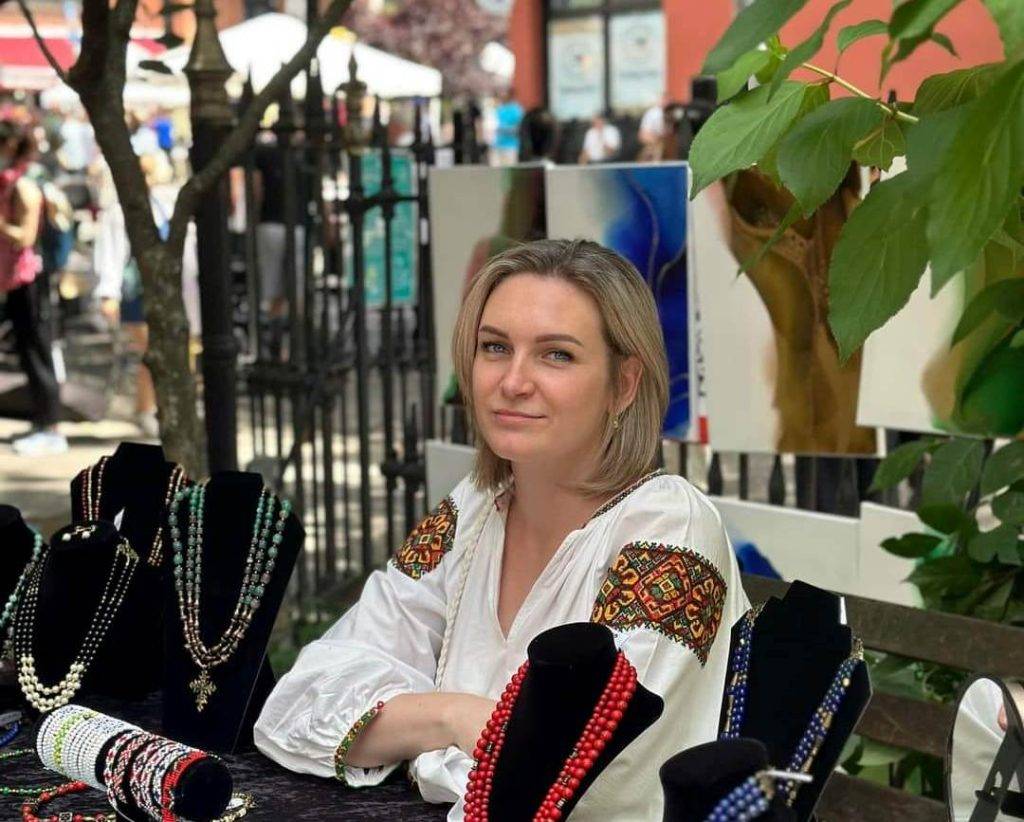 Мисткиня з Яремче представила картини та намиста на фестивалях у США