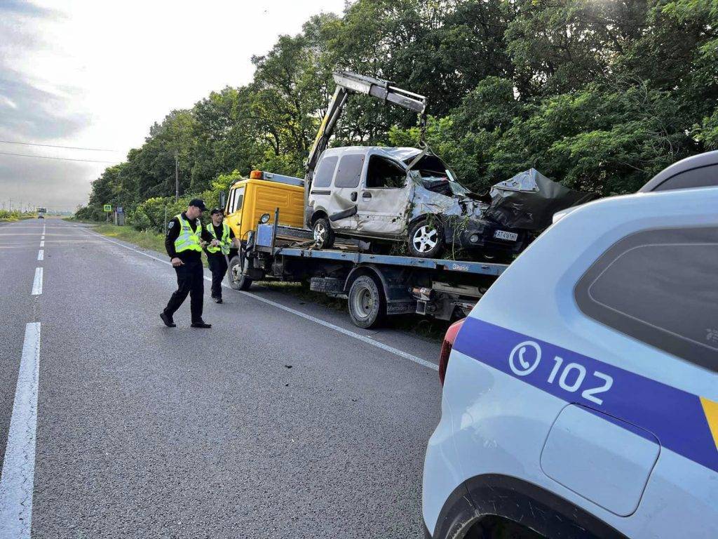 ДТП на Надвірнянщині: авто з'їхало з дороги і перекинулось. ФОТО
