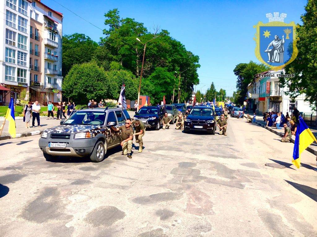 На Тлумаччині на колінах зустріли полеглого Героя Замулінського Михайла