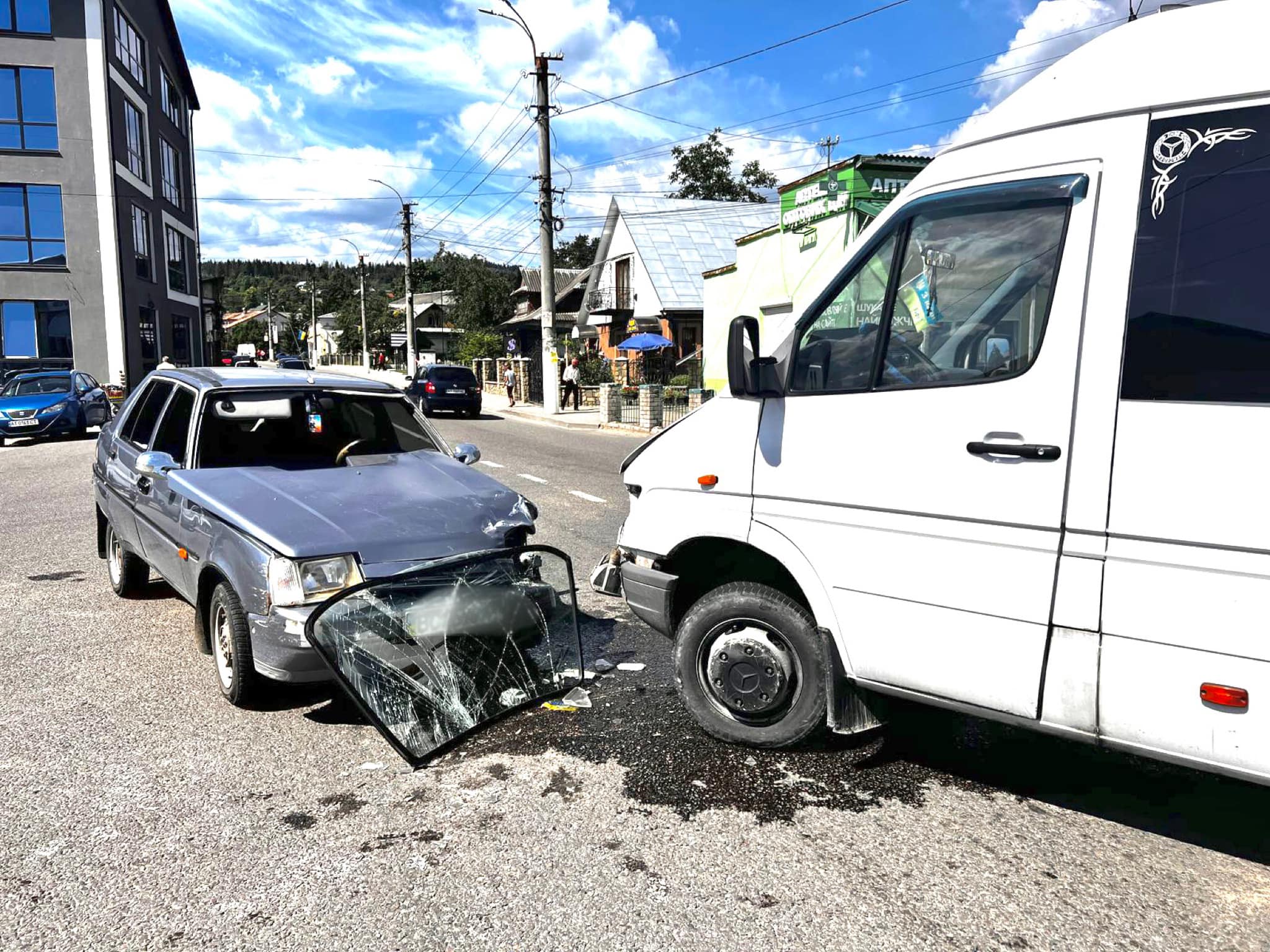 В аварії на Надвірнянщині постраждало двоє людей. ФОТО