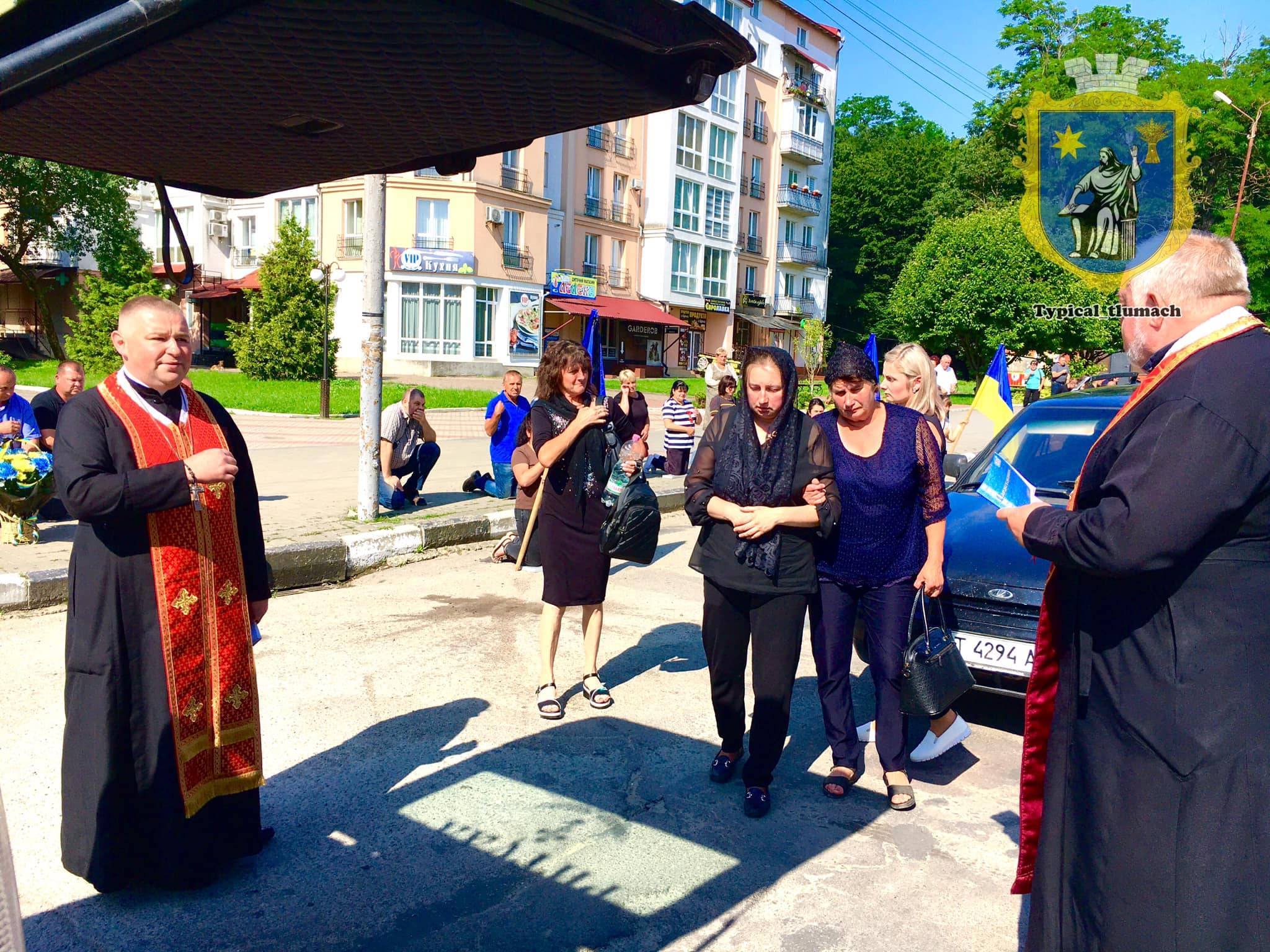 На Тлумаччині на колінах зустріли полеглого Героя Замулінського Михайла