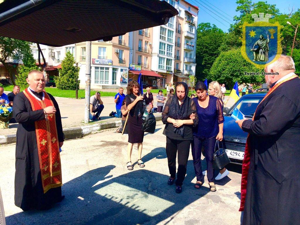 На Тлумаччині на колінах зустріли полеглого Героя Замулінського Михайла