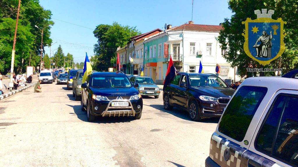 На Тлумаччині на колінах зустріли полеглого Героя Замулінського Михайла