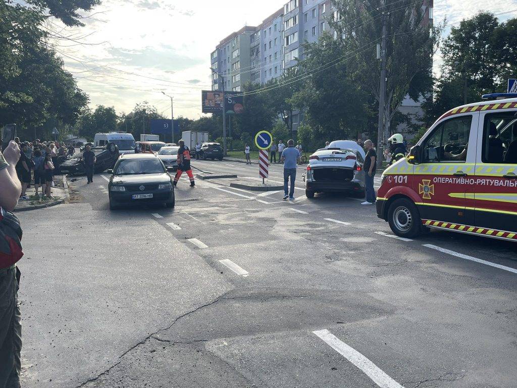 Автівку перекинуло на дах: У Франківську трапилася потужна ДТП ФОТО