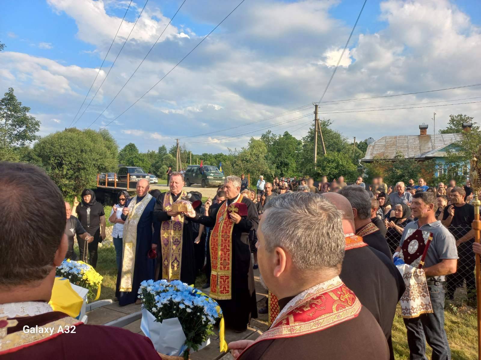 На колінах та зі сльозами зустріли на Прикарпатті полеглого Героя Романа Павлечка,прикарпатець загинув на війні,війна в україні
