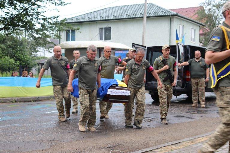 Жителі Солотвинської громади зустріли полеглого Героя Василя Вірстюка ФОТО