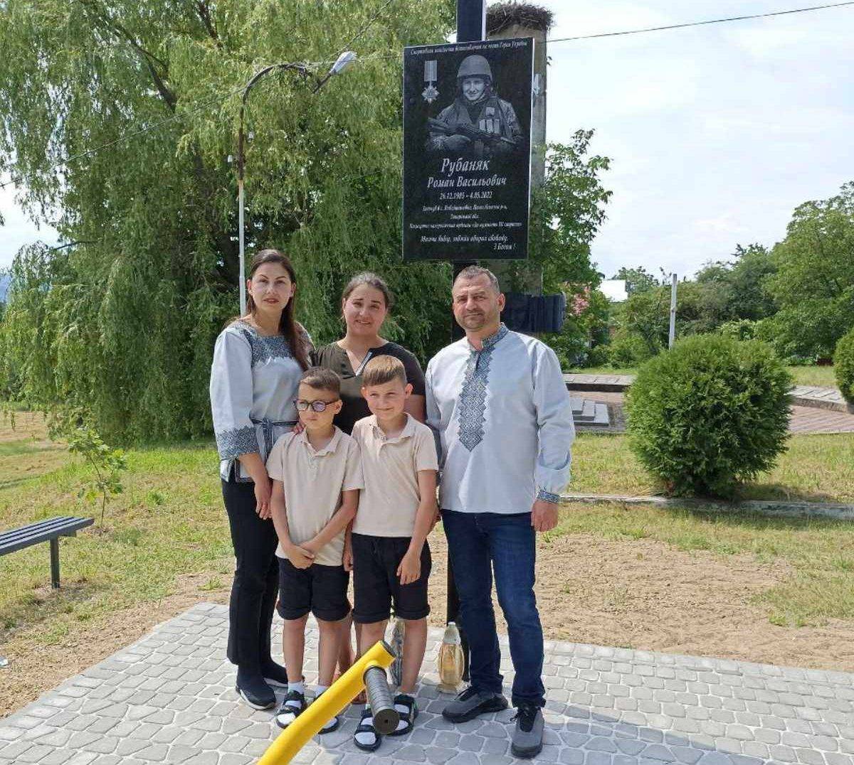 Сім’я загиблого прикарпатського бійця в пам’ять про нього придбала селу тренажерний майданчик