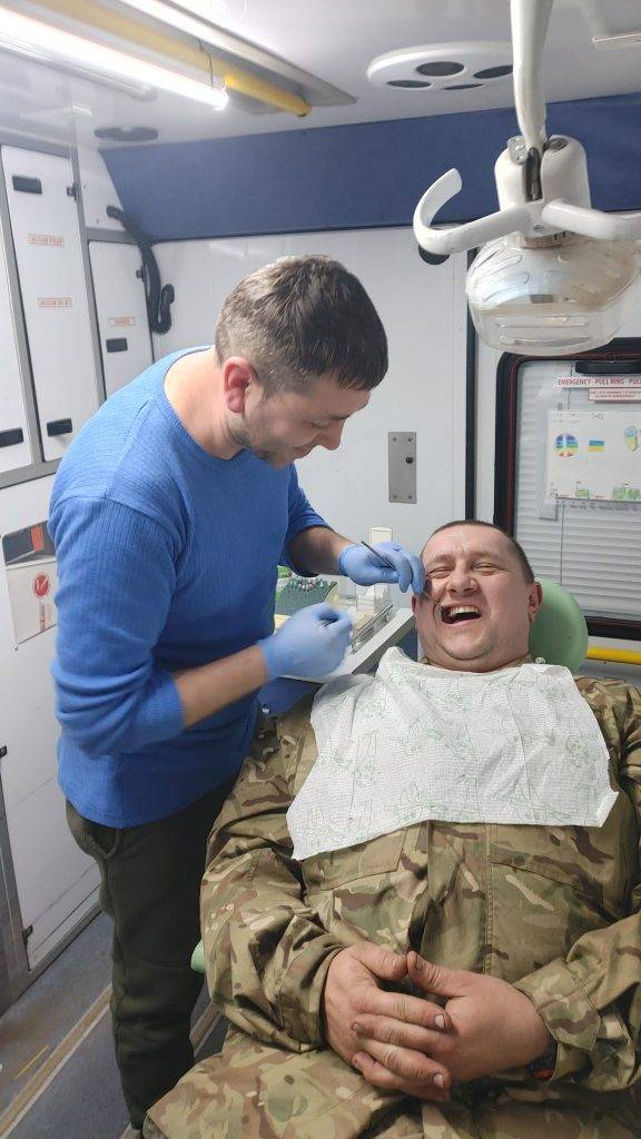 За рік стоматологи-волонтери з Прикарпаття допомогли на фронті 600 бійцям