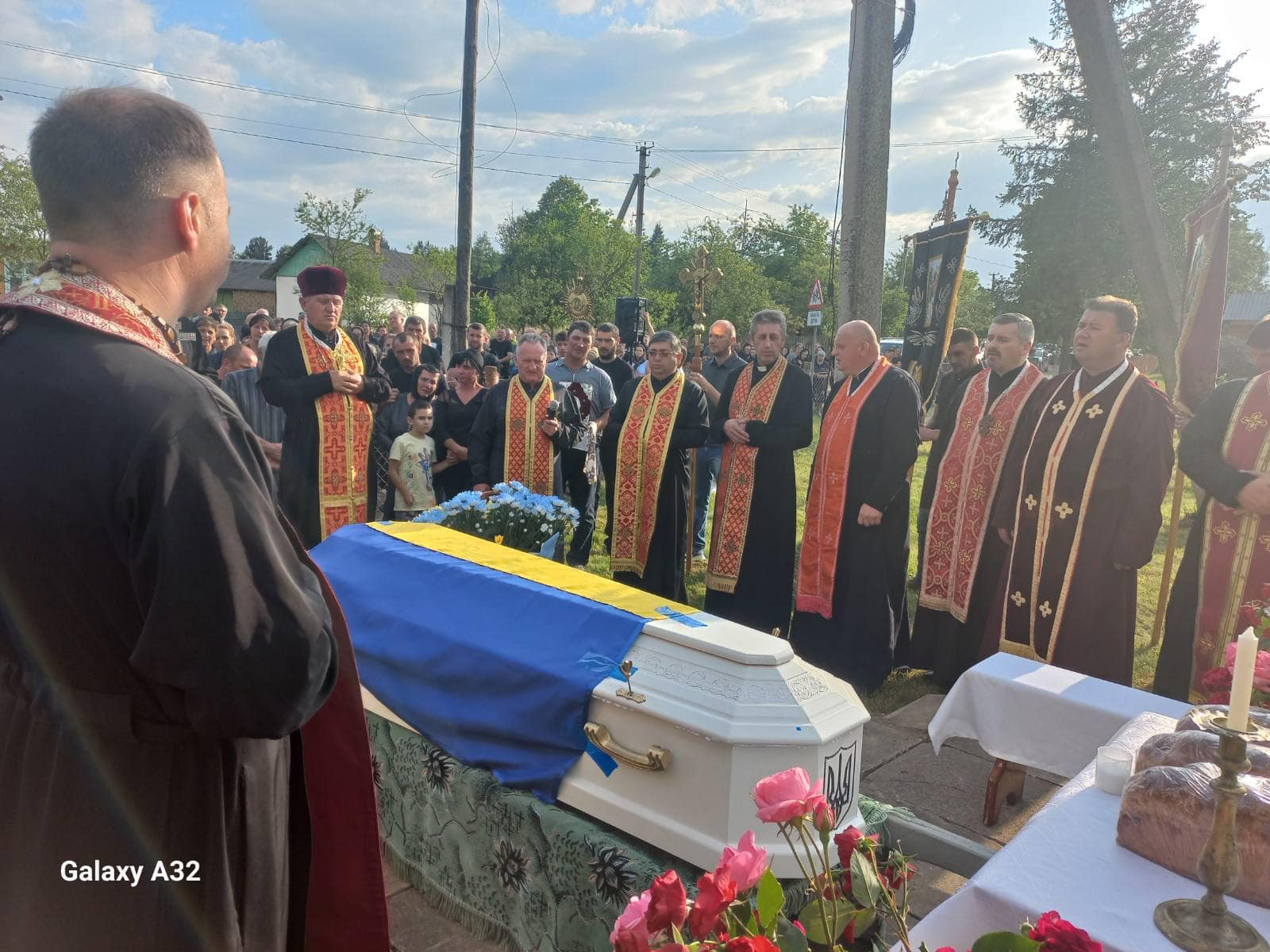 На колінах та зі сльозами зустріли на Прикарпатті полеглого Героя Романа Павлечка,прикарпатець загинув на війні,війна в україні