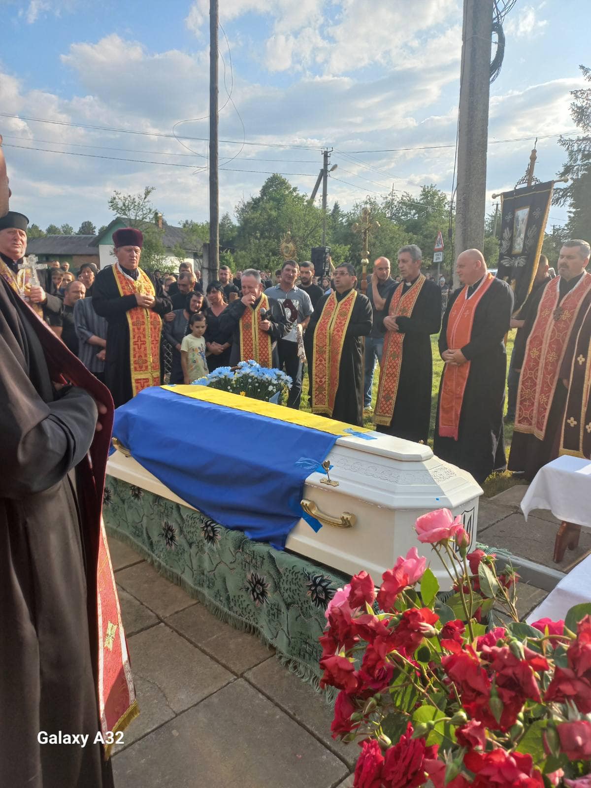 На колінах та зі сльозами зустріли на Прикарпатті полеглого Героя Романа Павлечка,прикарпатець загинув на війні,війна в україні