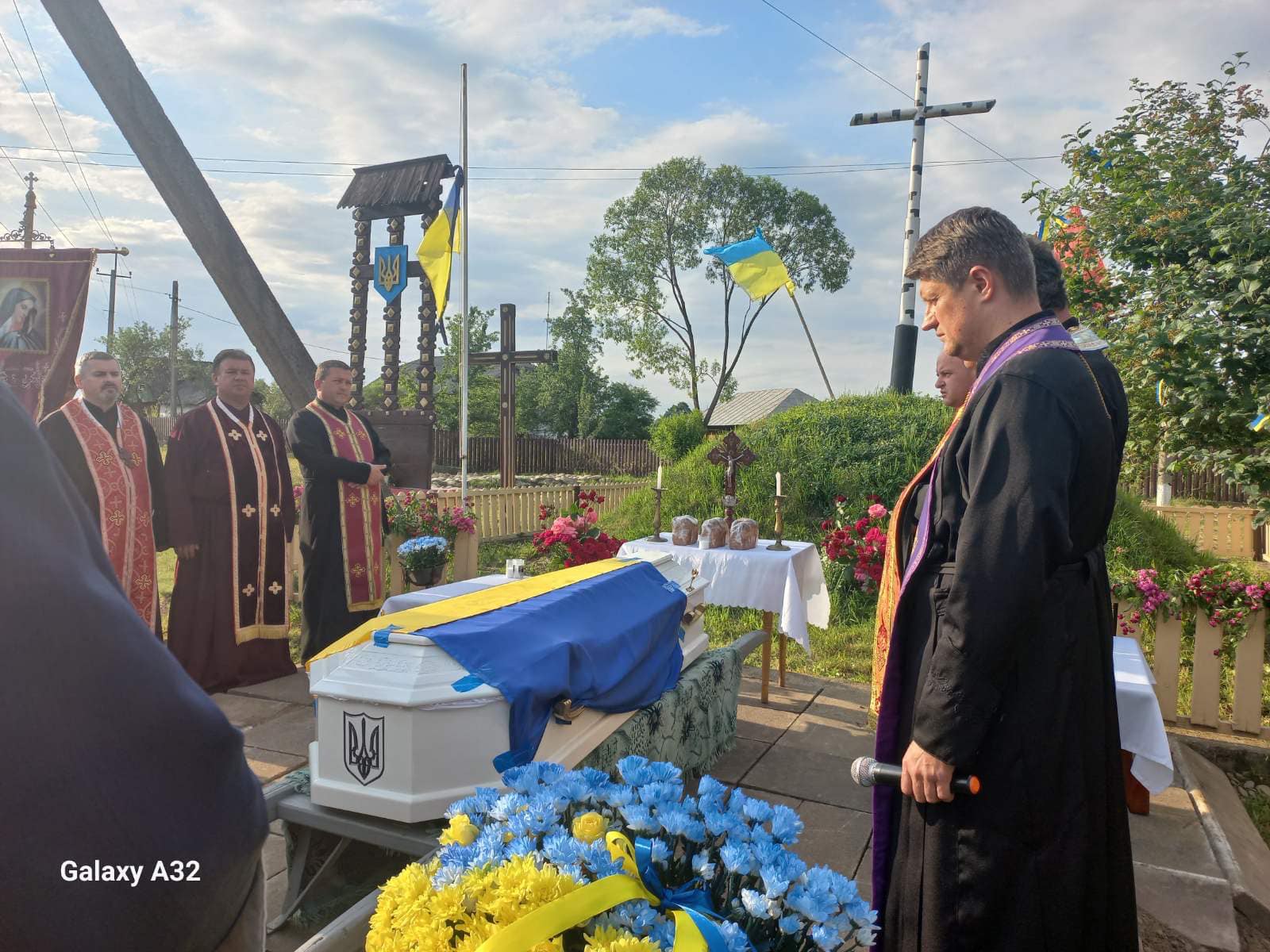 На колінах та зі сльозами зустріли на Прикарпатті полеглого Героя Романа Павлечка,прикарпатець загинув на війні,війна в україні