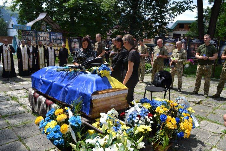 З невимовним болем та смутком Верховинщина зустріла полеглого бійця Юрія Дутчака