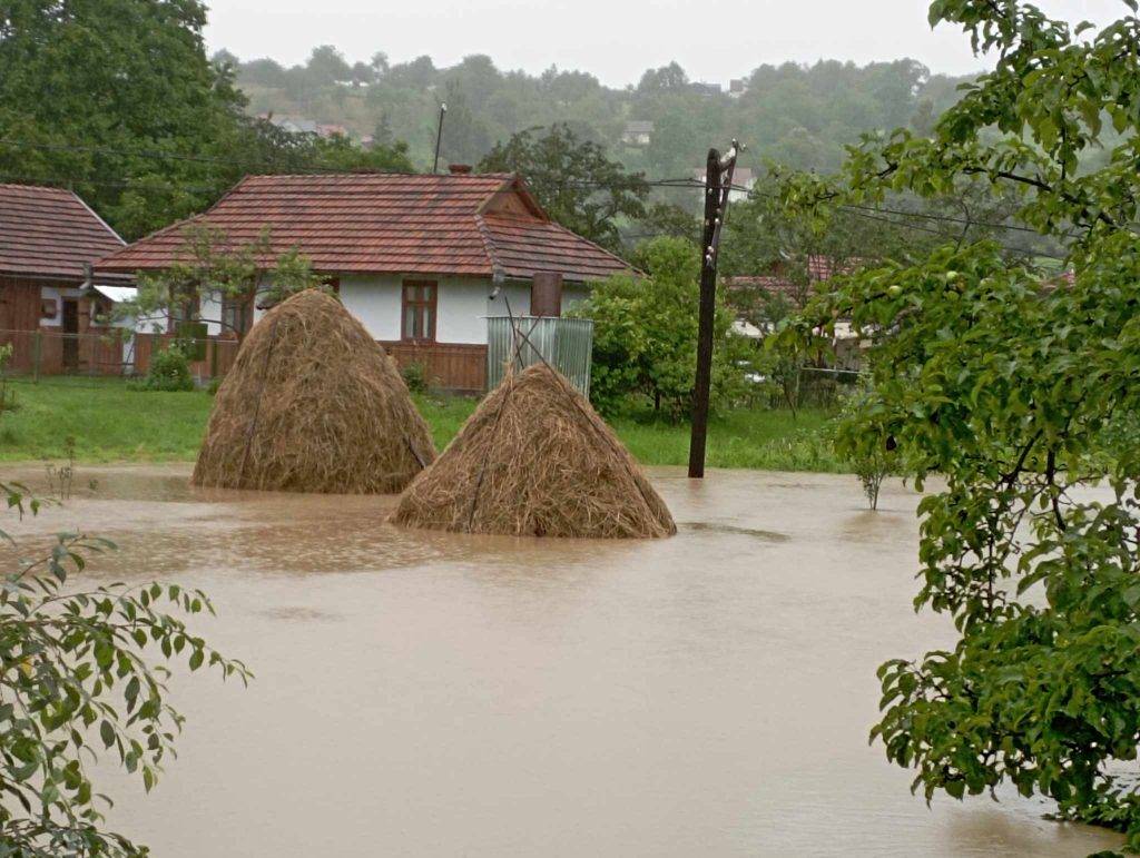 На Коломийщині - затоплення через зливу, під водою опинилась цілі села. ВІДЕО/ФОТО