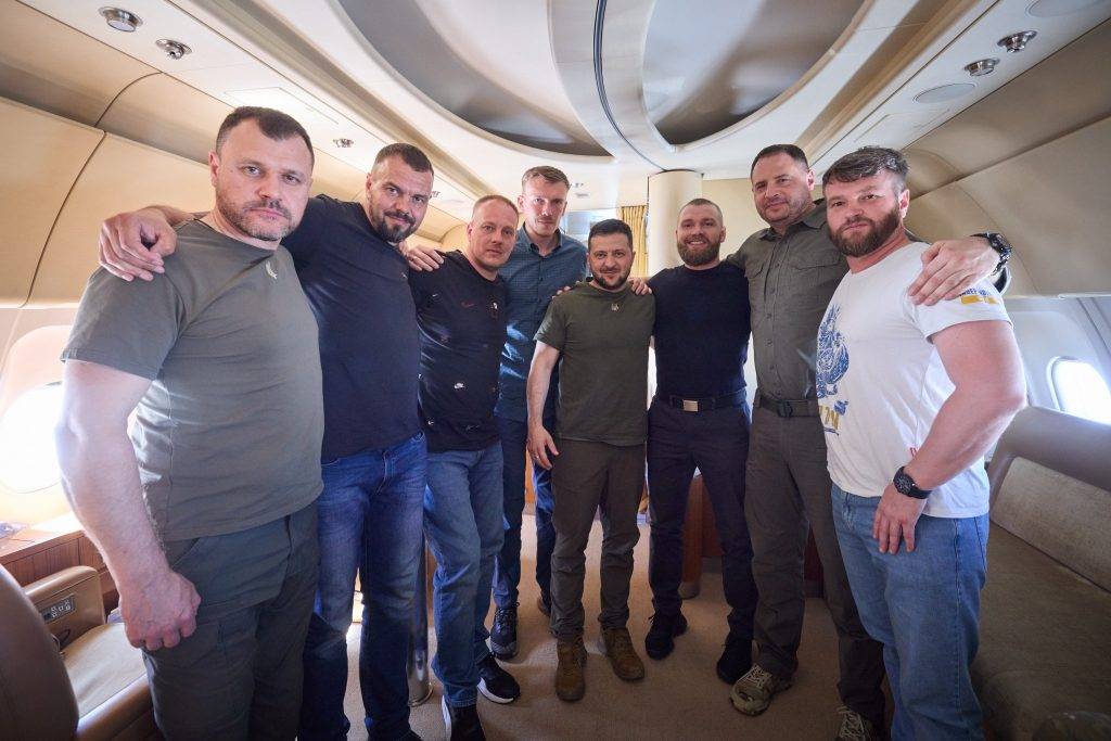 Командири з Азовсталі повертаються з Туреччини в Україну ВІДЕО