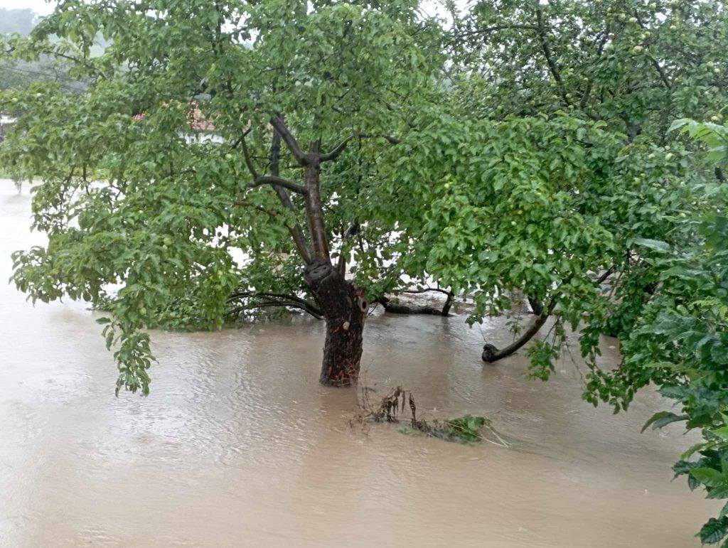На Коломийщині - затоплення через зливу, під водою опинилась цілі села. ВІДЕО/ФОТО