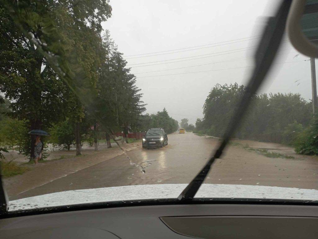 На Коломийщині - затоплення через зливу, під водою опинилась цілі села. ВІДЕО/ФОТО