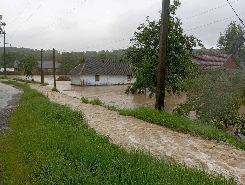 На Коломийщині - затоплення через зливу, під водою опинилась цілі села. ВІДЕО/ФОТО