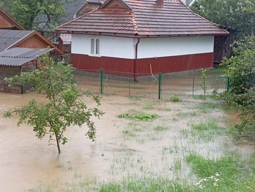 На Коломийщині - затоплення через зливу, під водою опинилась цілі села. ВІДЕО/ФОТО