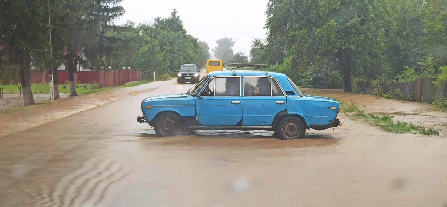 На Коломийщині - затоплення через зливу, під водою опинилась цілі села. ВІДЕО/ФОТО