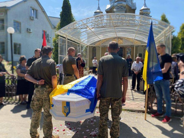 У Перегінській громаді зустріли полеглого бійця, який понад рік вважався зниклим безвісти