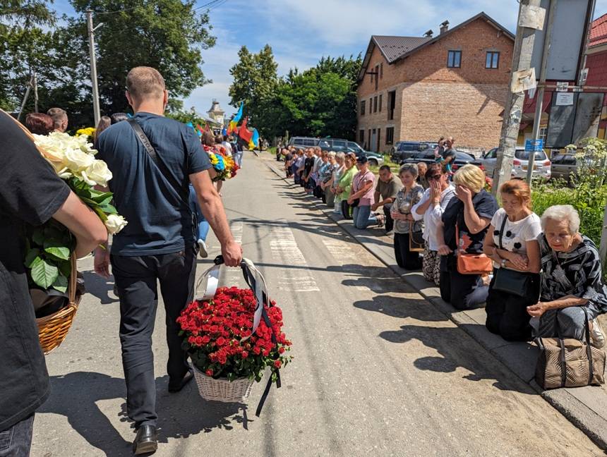 На Прикарпатті попрощалася з командиром штурмової бригади Святославом Кондратом