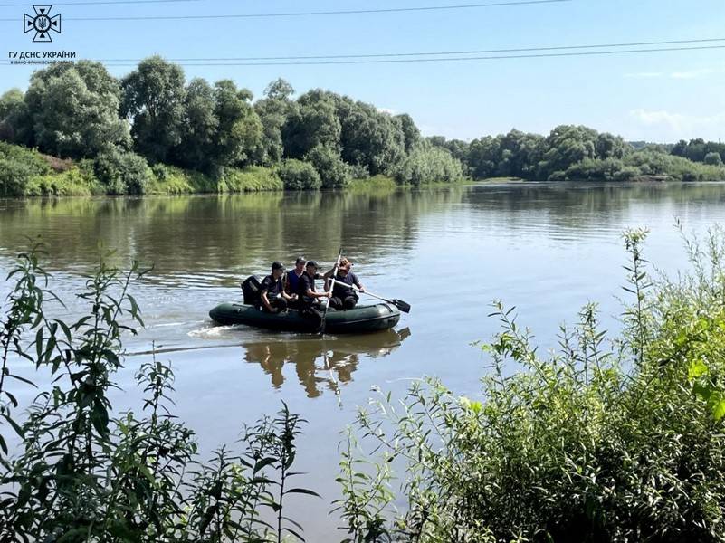 Рятувальники досі шукають тіло дівчинки, яка потонула у Дністрі