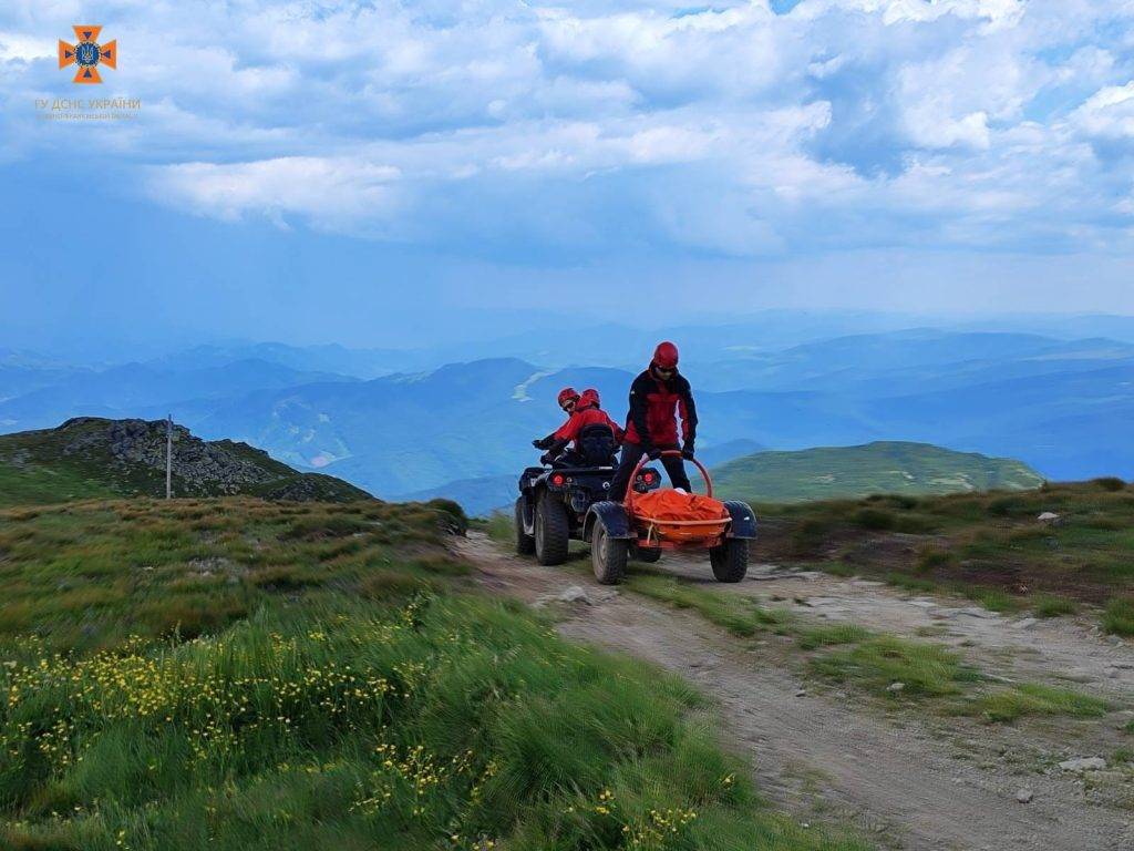 Рятувальники квадроциклом транспортували травмовану туристку з гори Піп Іван