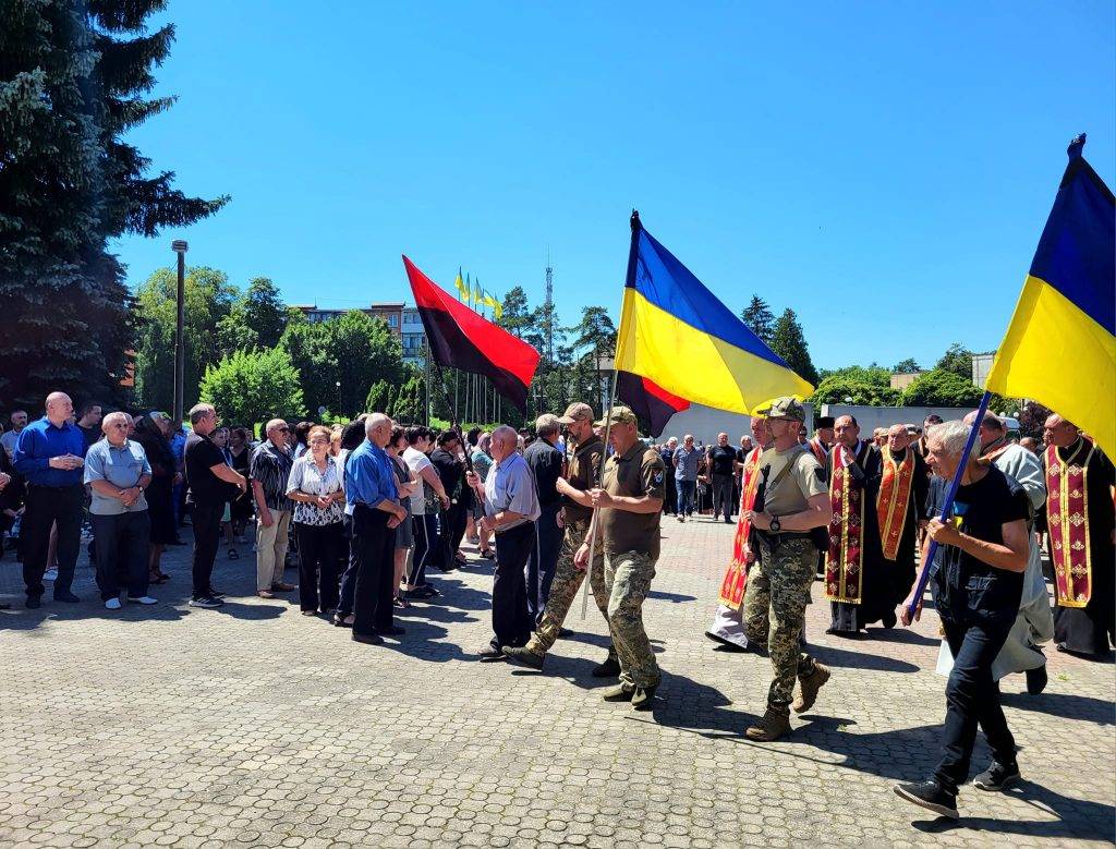 Бурштинська громада на колінах та зі сльозами на очах зустріла полеглого Богдана Пархуця