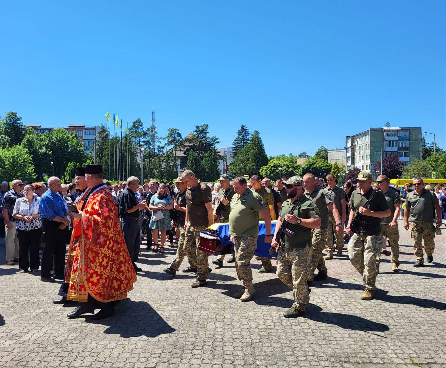 Бурштинська громада на колінах та зі сльозами на очах зустріла полеглого Героя Богдана Пархуця