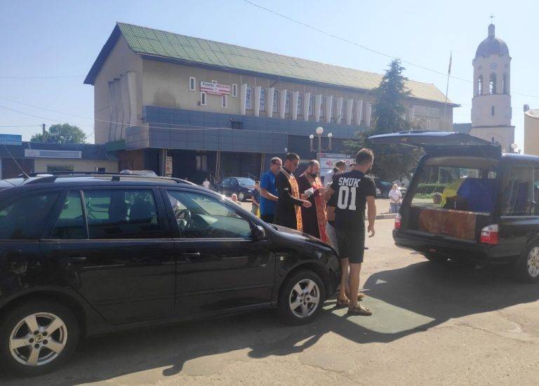 У Тлумачі на колінах зустріли загиблого захисника Віталія Слезюка