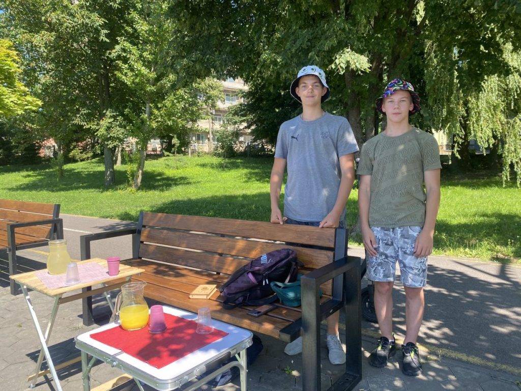 У Франківську двоє підлітків готують та продають лимонад, щоб допомагати бійцям