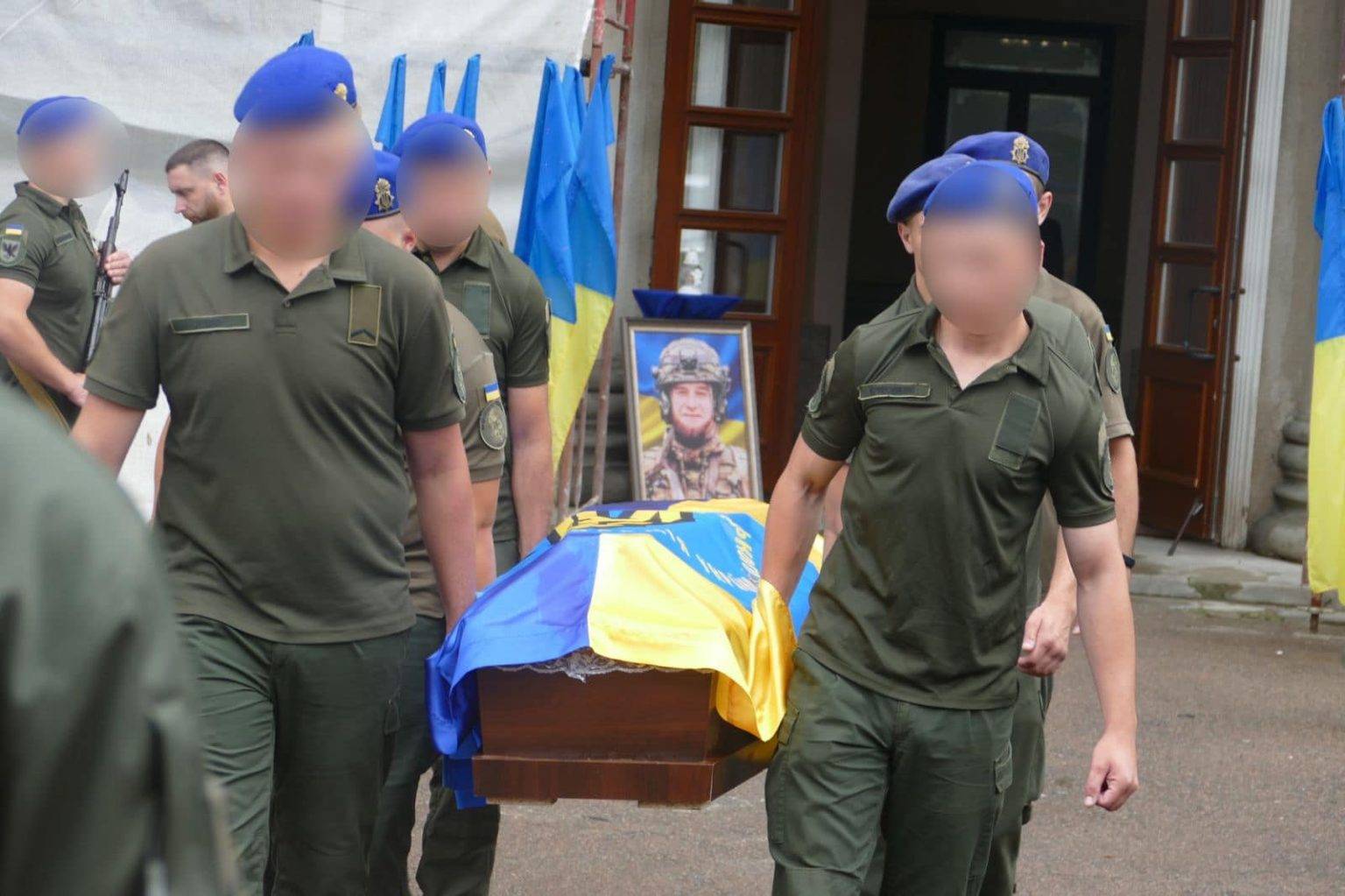 Мешканці Калущини провели в останню путь мужнього воїна Ростислава Лазоришина