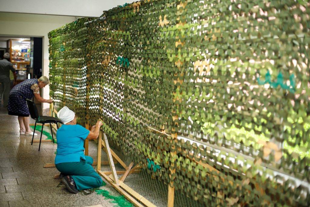 В обласній лікарні від початку повномасштабної війни сплели 700 маскувальних сіток