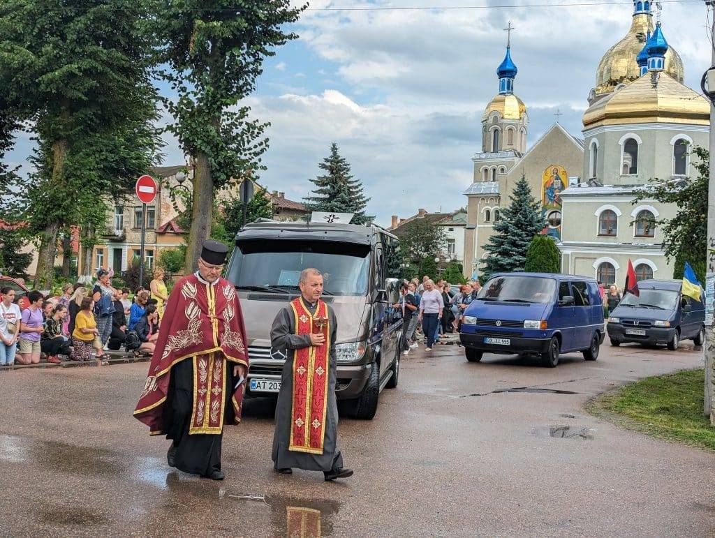 Зустрічали громадою на колінах: Болехів привезли тіло загиблого Святослава Кондрата. ФОТО