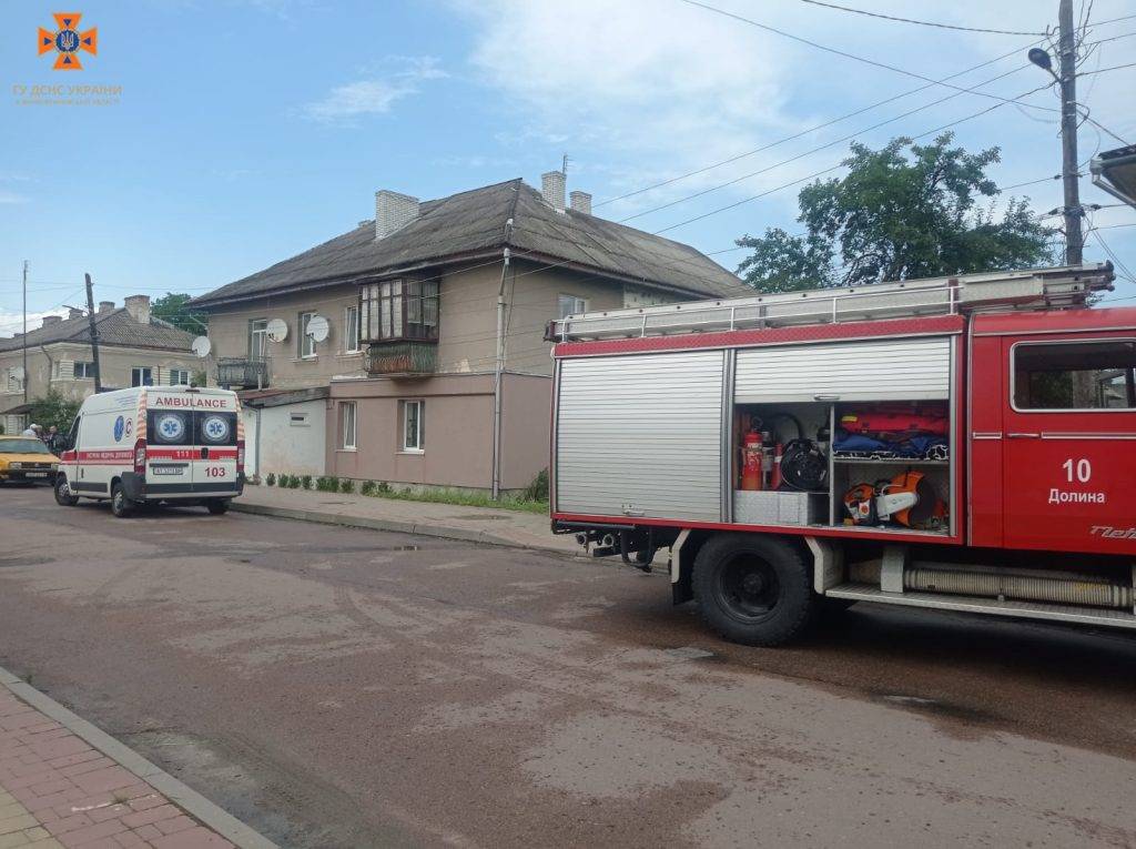 В Калуші через пожежу у квартирі вогнеборці евакуювали двох людей. ФОТО