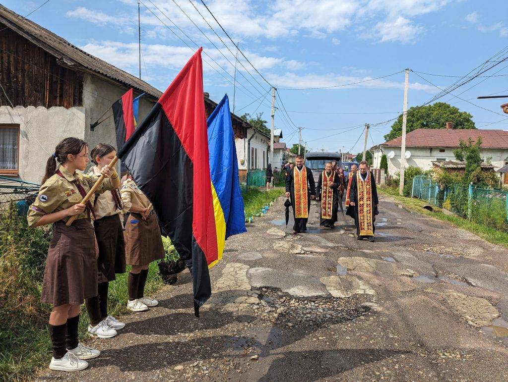 Зустрічали громадою на колінах: Болехів привезли тіло загиблого Святослава Кондрата. ФОТО