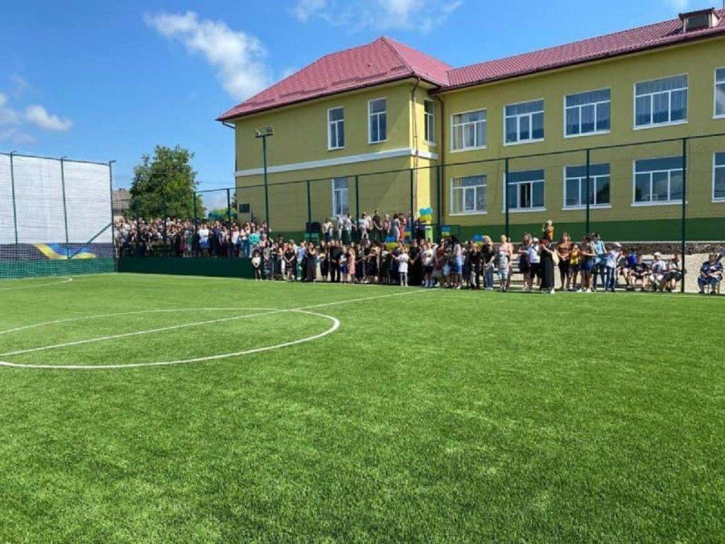 На Прикарпатті в пам’ять про полеглого сина батьки спорудили спортивний майданчик