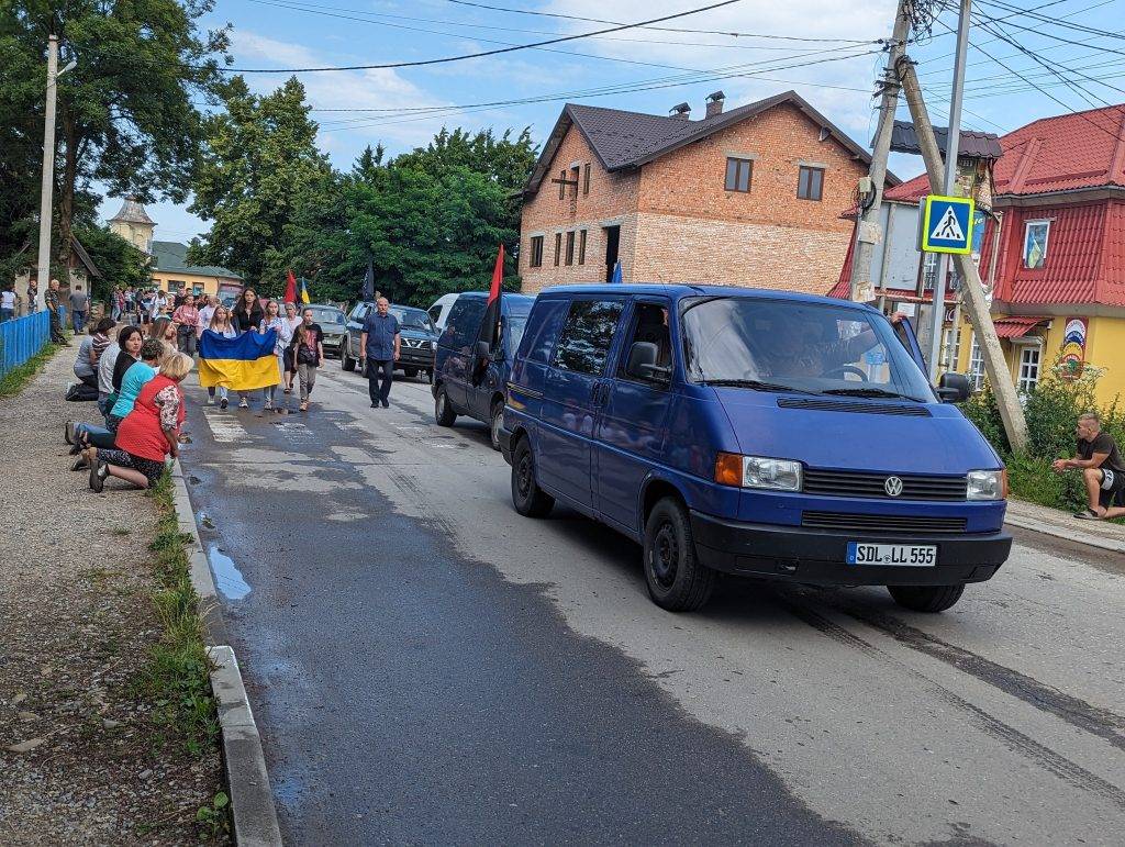 Зустрічали громадою на колінах: Болехів привезли тіло загиблого Святослава Кондрата. ФОТО