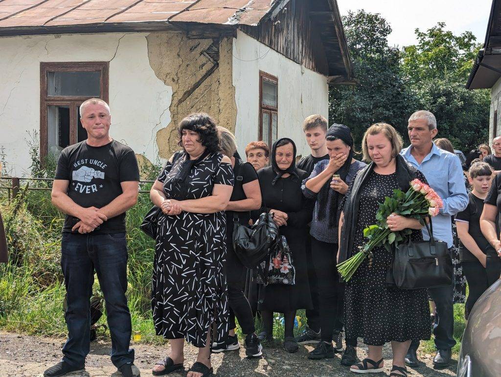 Зустрічали громадою на колінах: Болехів привезли тіло загиблого Святослава Кондрата. ФОТО