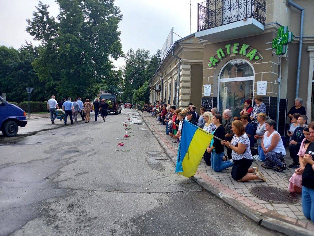 Зустрічали громадою на колінах: Болехів привезли тіло загиблого Святослава Кондрата. ФОТО