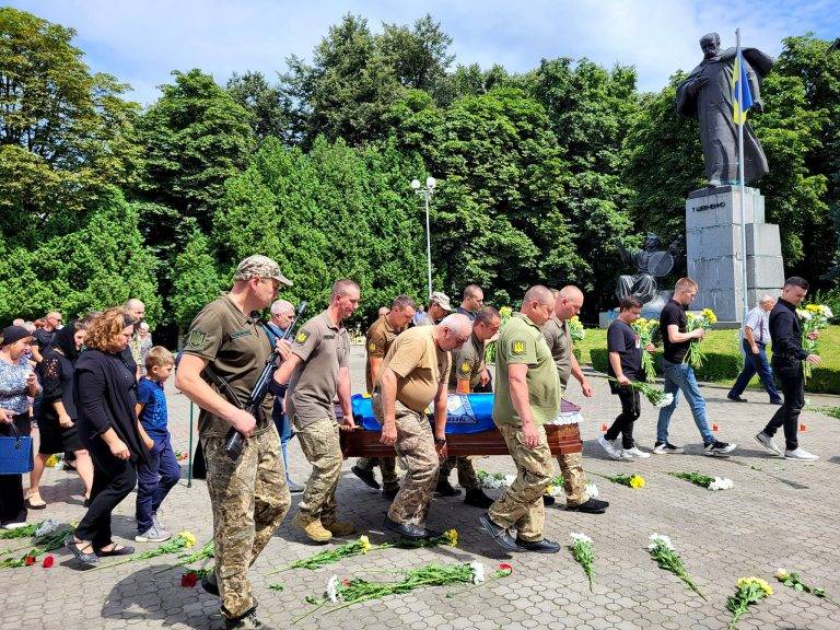 На Франківщину прибула траурна колона з тілом полеглого воїна Миколи Олійника