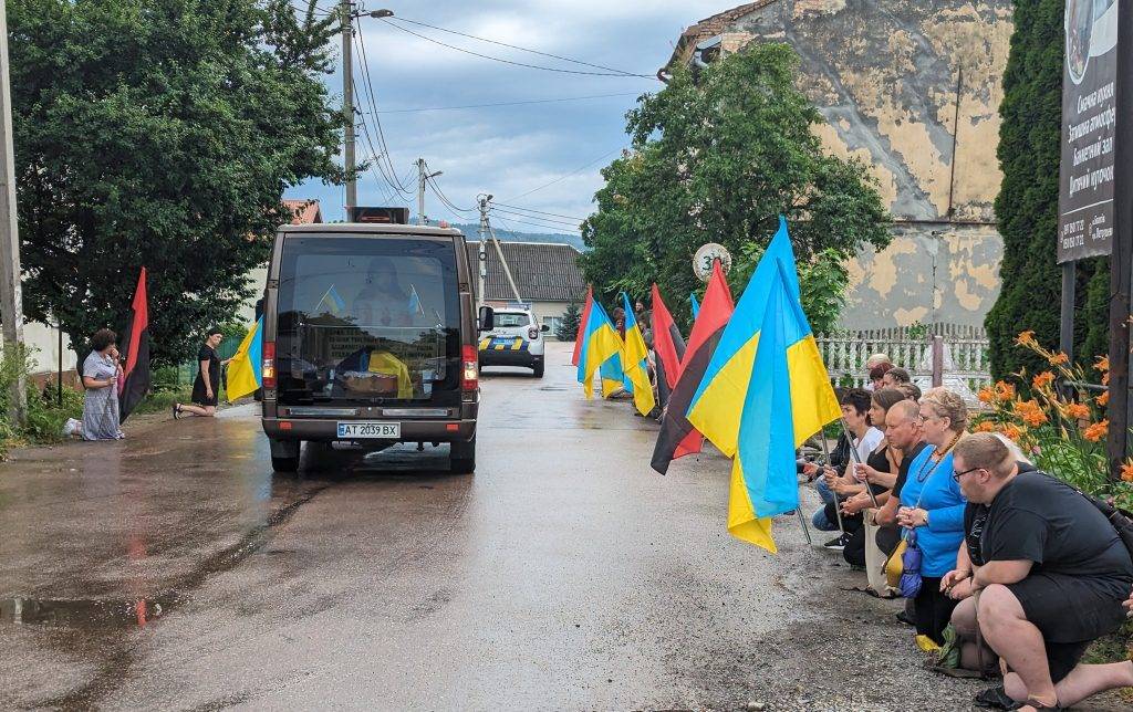 Зустрічали громадою на колінах: Болехів привезли тіло загиблого Святослава Кондрата. ФОТО