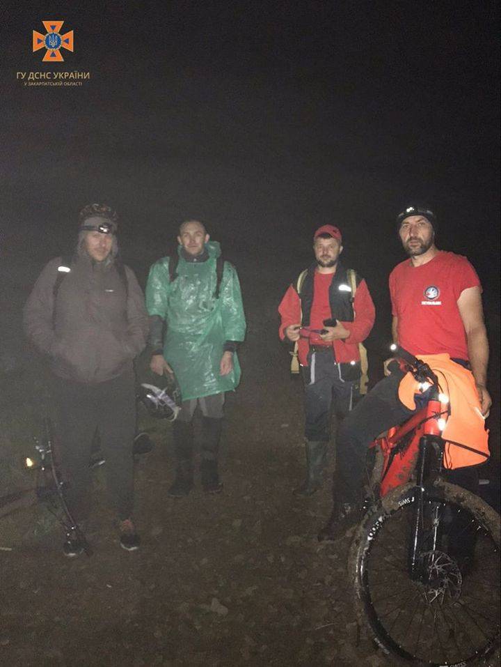 У Карпатах рятувальники шукали двох мандрівників, які загубилися серед гір