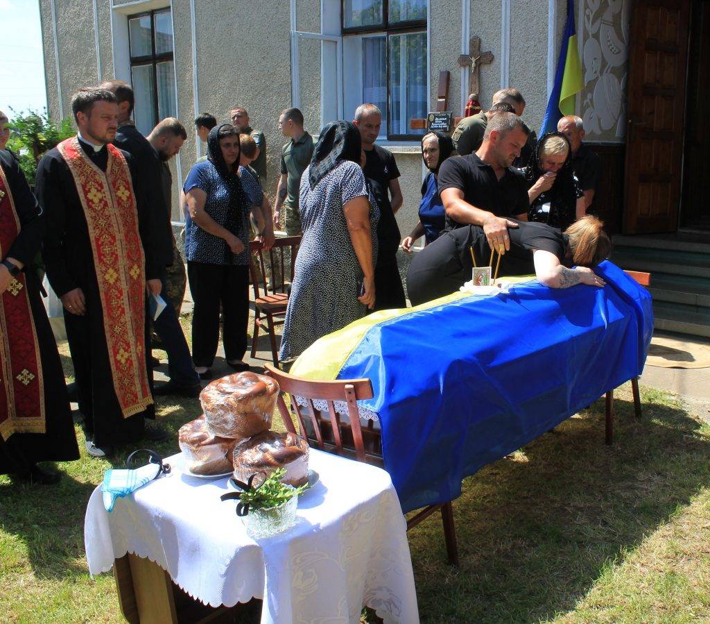 У Франківській громаді провели в останню путь Євгена Веляника, який загинув на війні