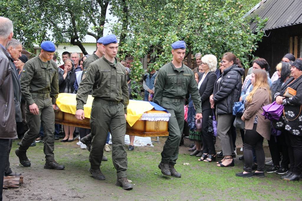 Назавжди 26: на Франківщині провели в останню путь мужнього воїна Івана Дяківа